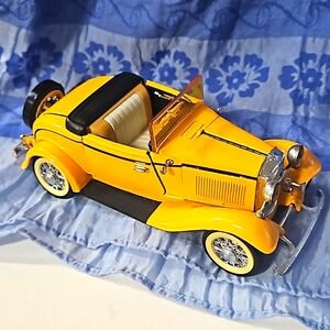 Model car 1/24 Ford 1932 cabriolet convertible yellow SS7723